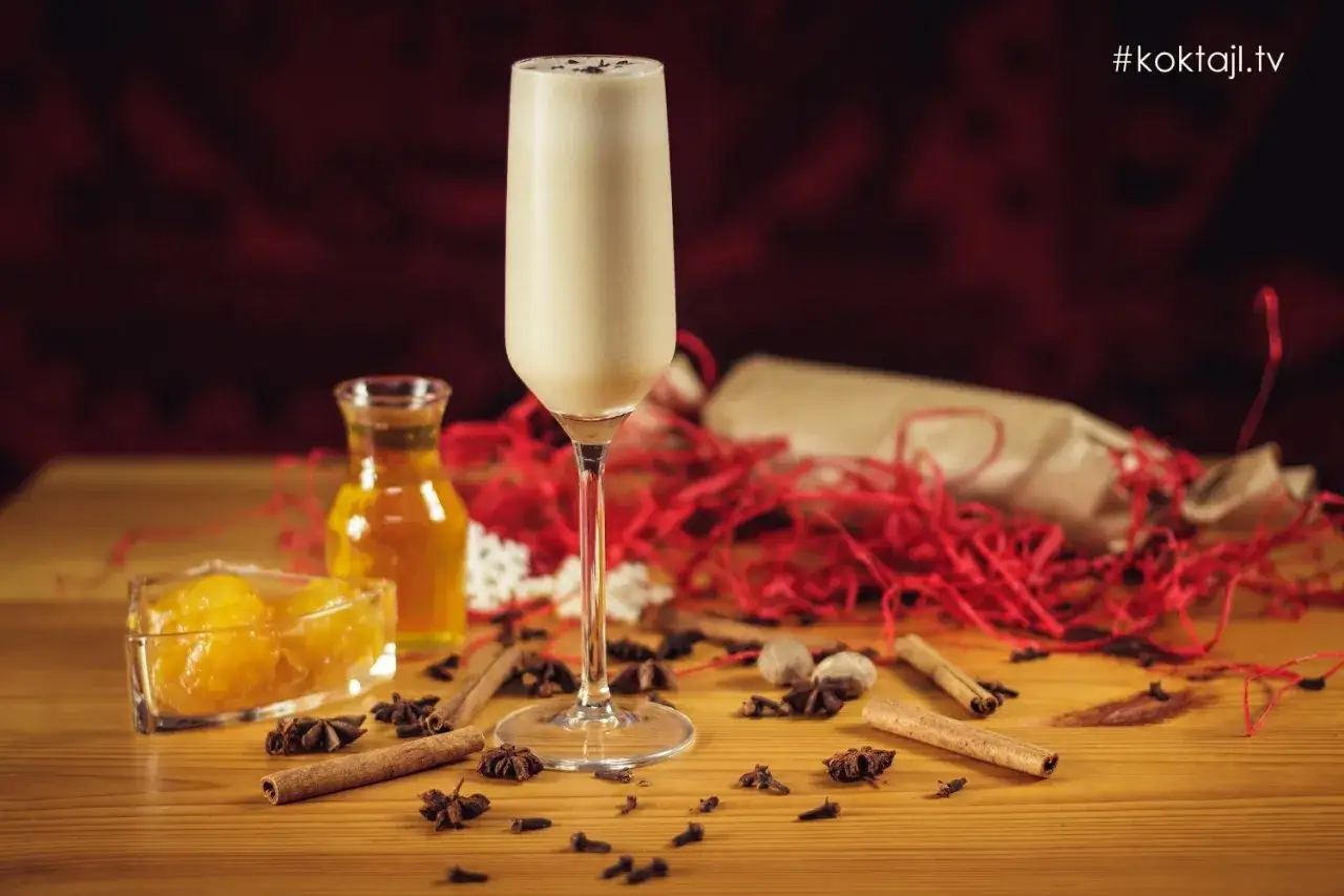 Kremowy koktajl z brandy, podany z pomarańczami i przyprawami. Idealny do rozgrzania w chłodne wieczory.