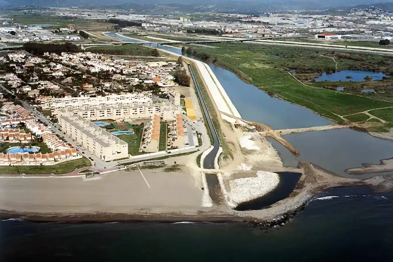 Luftaufnahme von Playa de Guadalmar mit Wohngeb&auml;uden, einem Kanal und dem Meer.