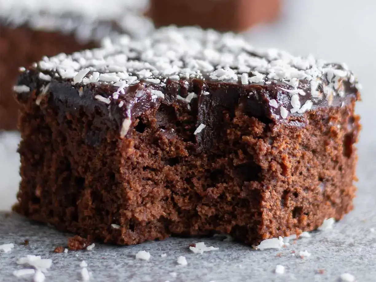 En saftig bit chokladkaka, en klassisk mockaruta, toppad med glasyr och kokosflingor.