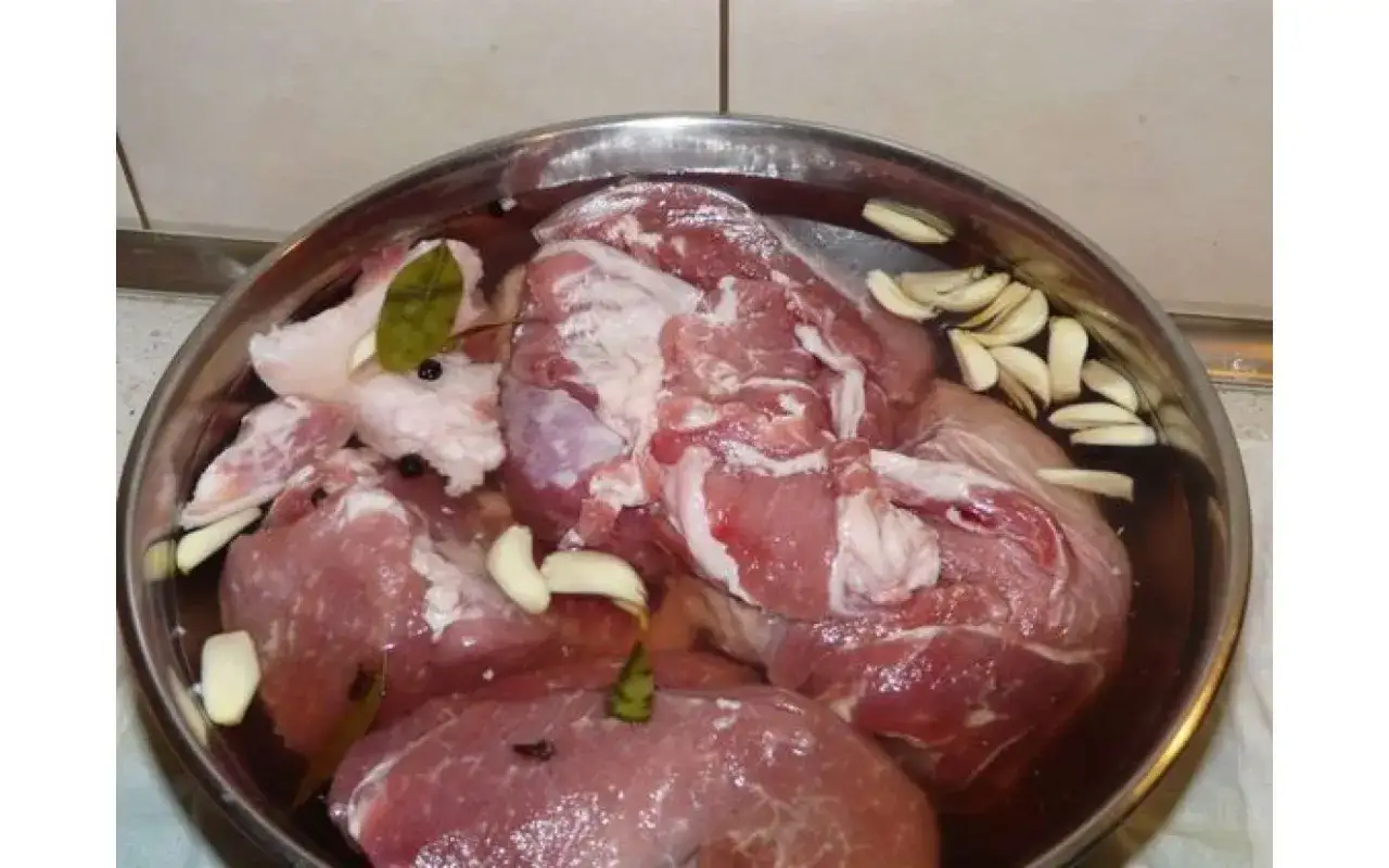 Mięso do pieczenia w zalewie z czosnkiem, liściem laurowym i pieprzem. Peklowanie mięsa to pierwszy krok do pysznego pieczonego mięsa.