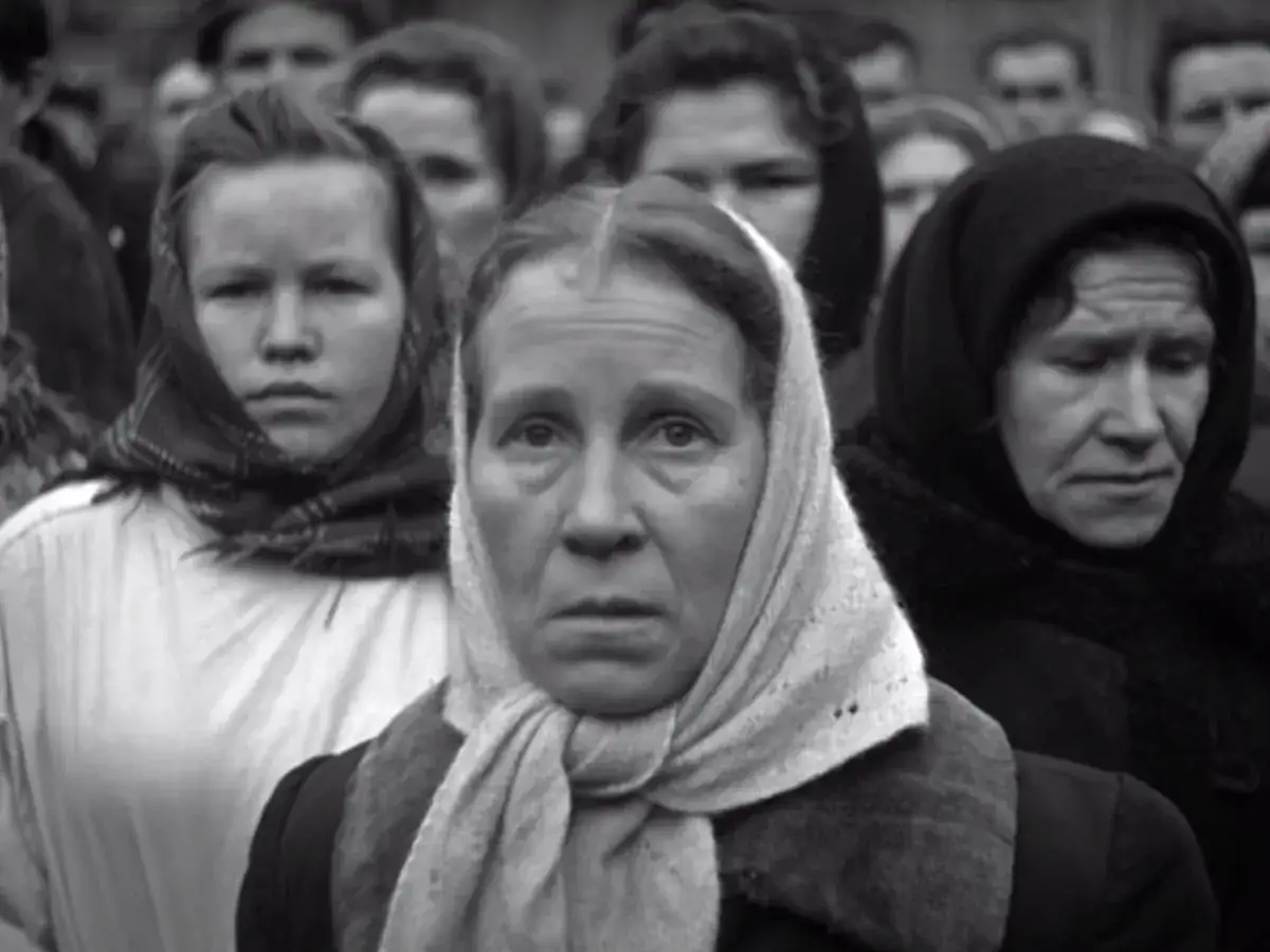 Twarze ludzi w żałobie, smutek i powaga na nich maluje się w dniu śmierci Stalina.