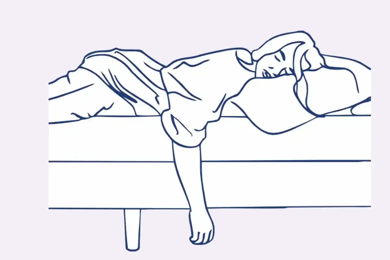 Eine Person schläft tief und fest auf einem Bett, ohne Kissen schlafen ist hier dargestellt. Ein Arm hängt über die Bettkante.