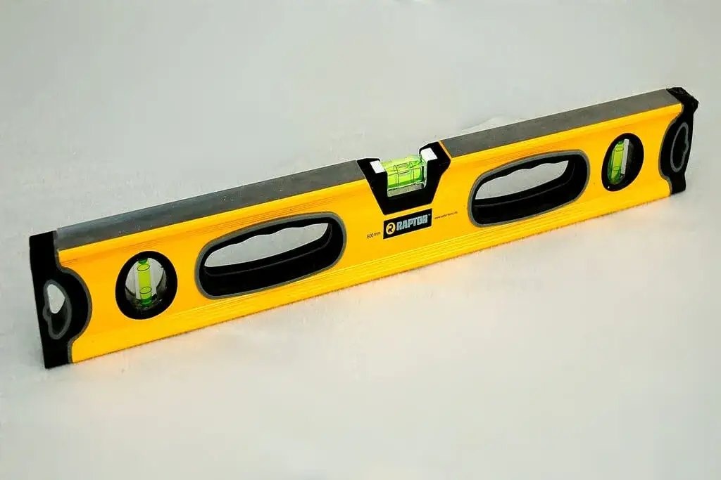 poziomica laserowa tradycyjna cyfrowa porównanie
