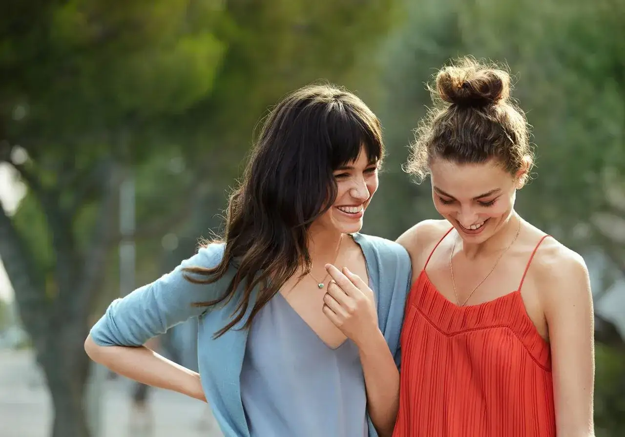 Deux amies rient, un moment de complicité pour comment calmer le système nerveux central.