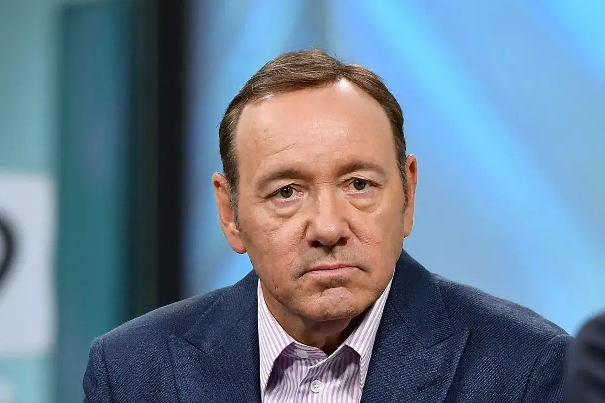 Kevin Spacey, znany z niezapomnianych ról w filmach, serialach i programach, w zbliżeniu.