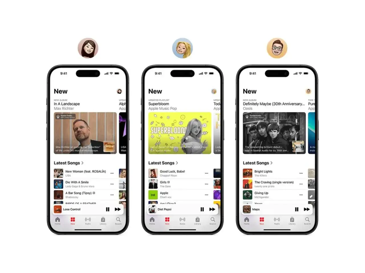 Trzy iPhone'y prezentujące nowe albumy i playlisty w aplikacji muzycznej, z ikonami użytkowników nad nimi. ios 26.4.