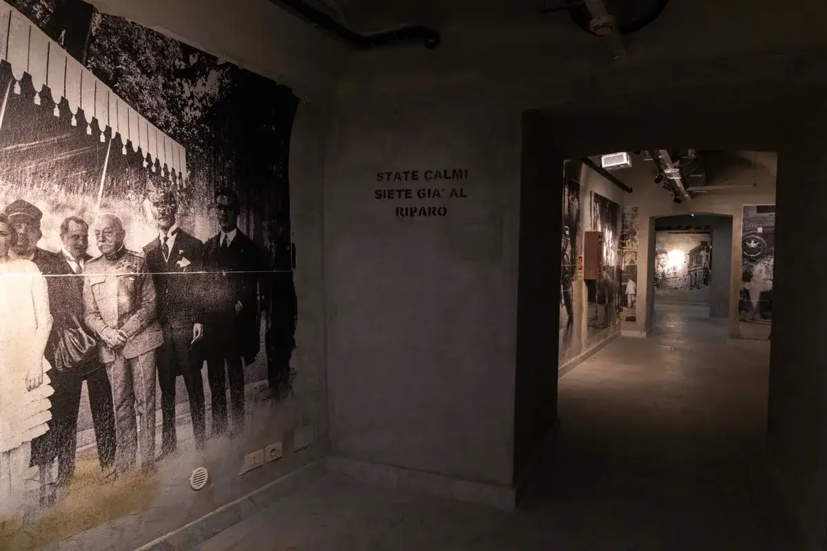 Interno del bunker di Mussolini con foto storiche e la scritta 