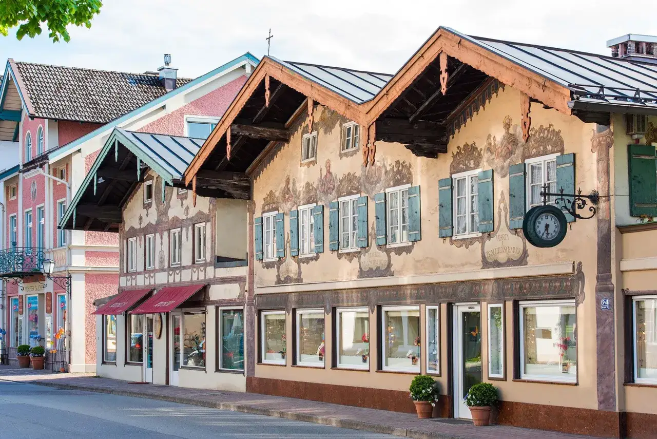 Prien Markt heute: Fassaden mit Malereien und Läden, ein Blick auf traditionelle bayerische Architektur.