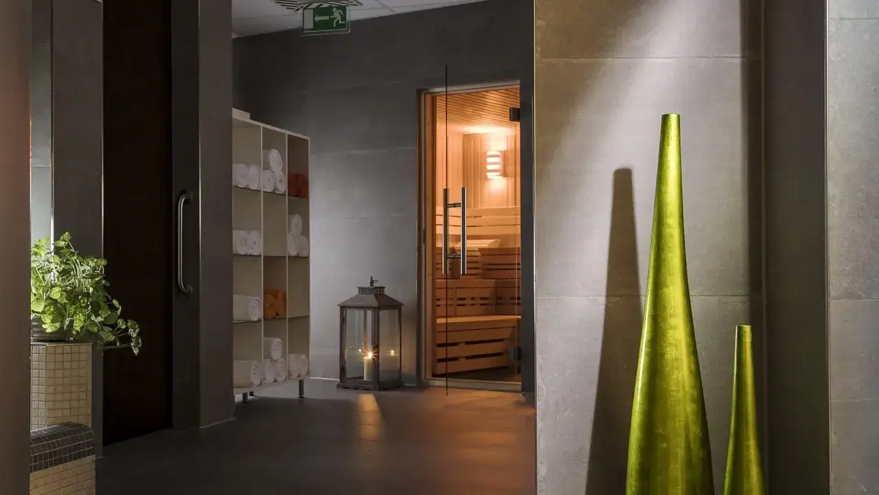 Dorint Hotel Dresden Wellnessbereich Pool Sauna