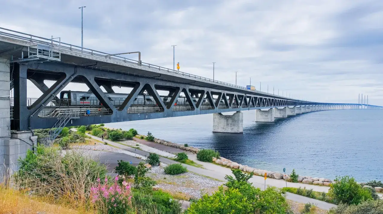 Ett t&aring;g p&aring; &Ouml;resundsbron, p&aring; v&auml;g mot Danmark. En imponerande bro &ouml;ver det bl&aring; havet.
