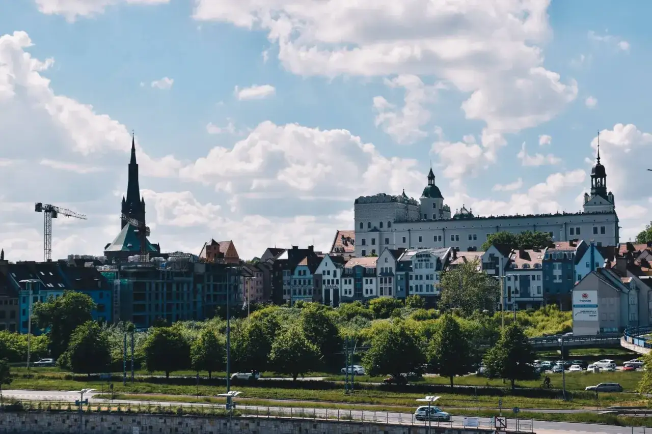 Widok na zamek i kolorowe kamienice w Szczecinie. W tle kości&oacute;ł i plac budowy. Wspaniałe szczecin atrakcje!