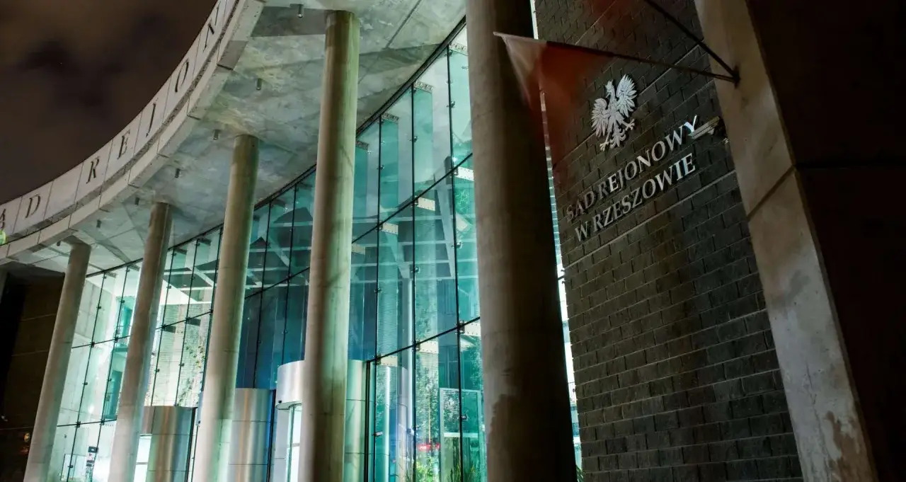 Budynek Sądu Rejonowego w Rzeszowie z polskim godłem i flagą.