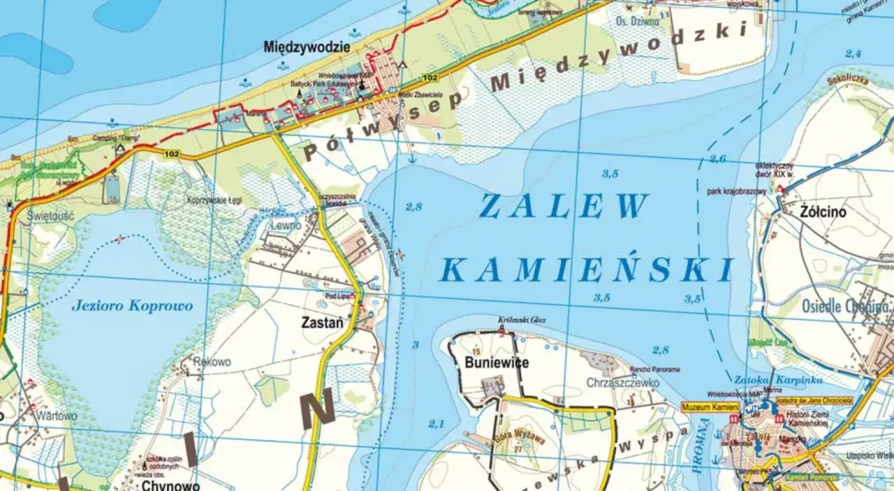 Mapa pokazuje Zalew Kamieński i okoliczne tereny. Choć nie odpowiada wprost na pytanie, ile jest wysp na Bałtyku, prezentuje fragment wybrzeża z licznymi zatokami i półwyspami.