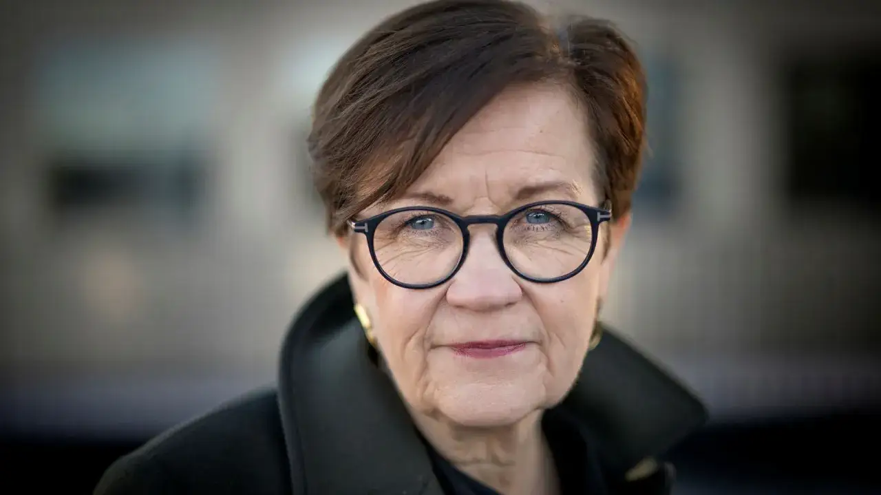 Fredrik Rosengren, en kvinna med glas&ouml;gon och kort brunt h&aring;r, tittar rakt fram.
