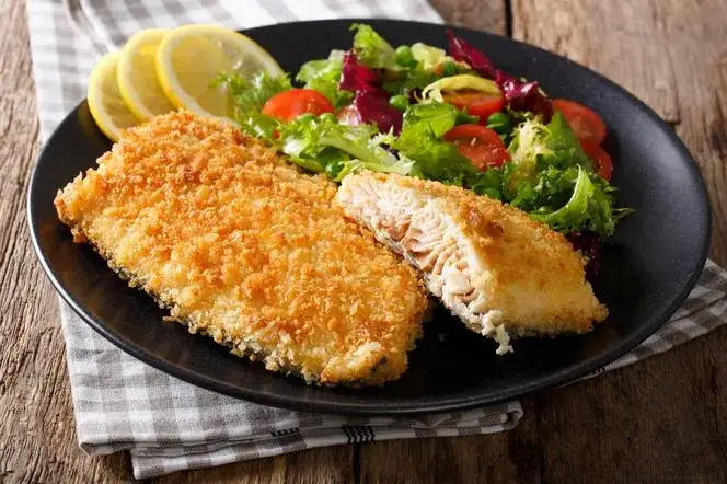 Zdjęcie Pyszny filet z ryby smazony na grillu w chrupiącej bułce. Prosty przepis krok po kroku