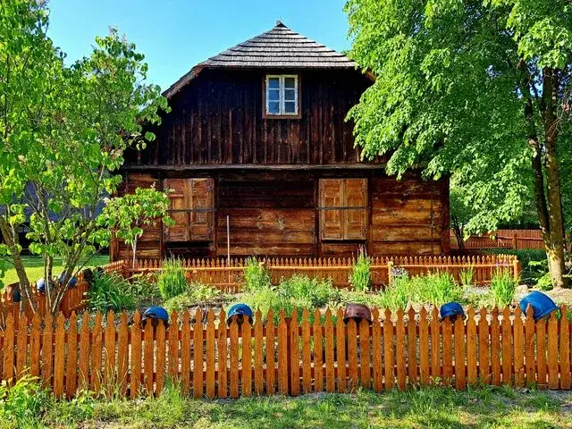 Zdjęcie Skansen budownictwa puszczańskiego: odkryj fascynującą historię i atrakcje