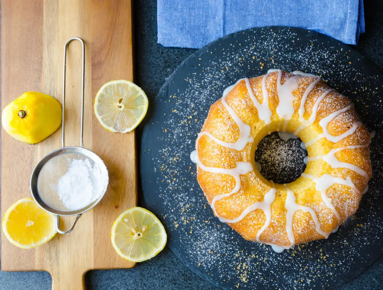 En saftig citronkaka med glasyr, redo att avnjutas. Ett perfekt citronkaka recept för fikat.