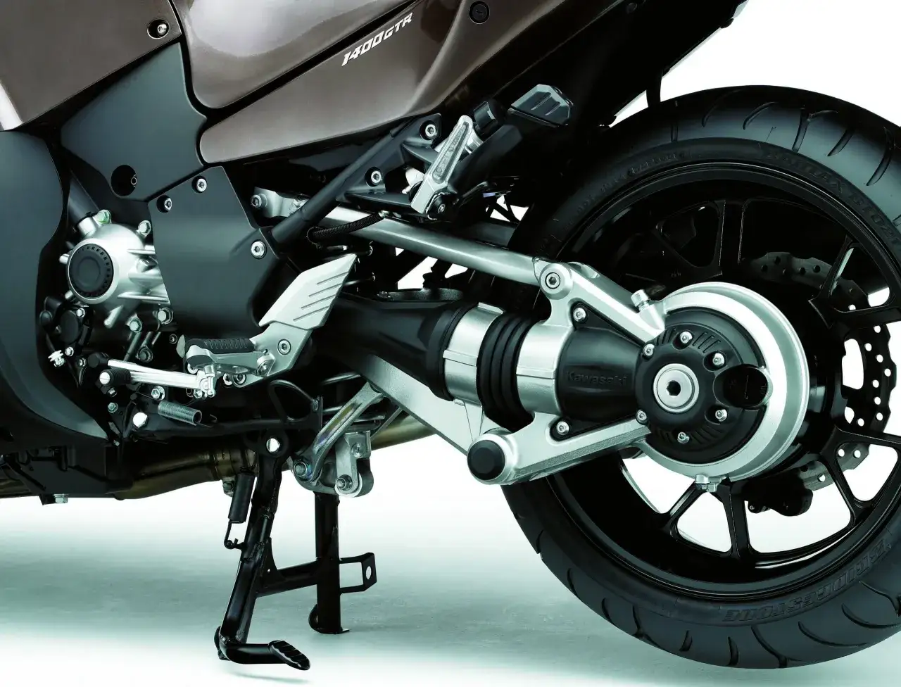 Tylna część motocykla Kawasaki 1400GTR z widocznym monowahaczem, hamulcem i oponą.