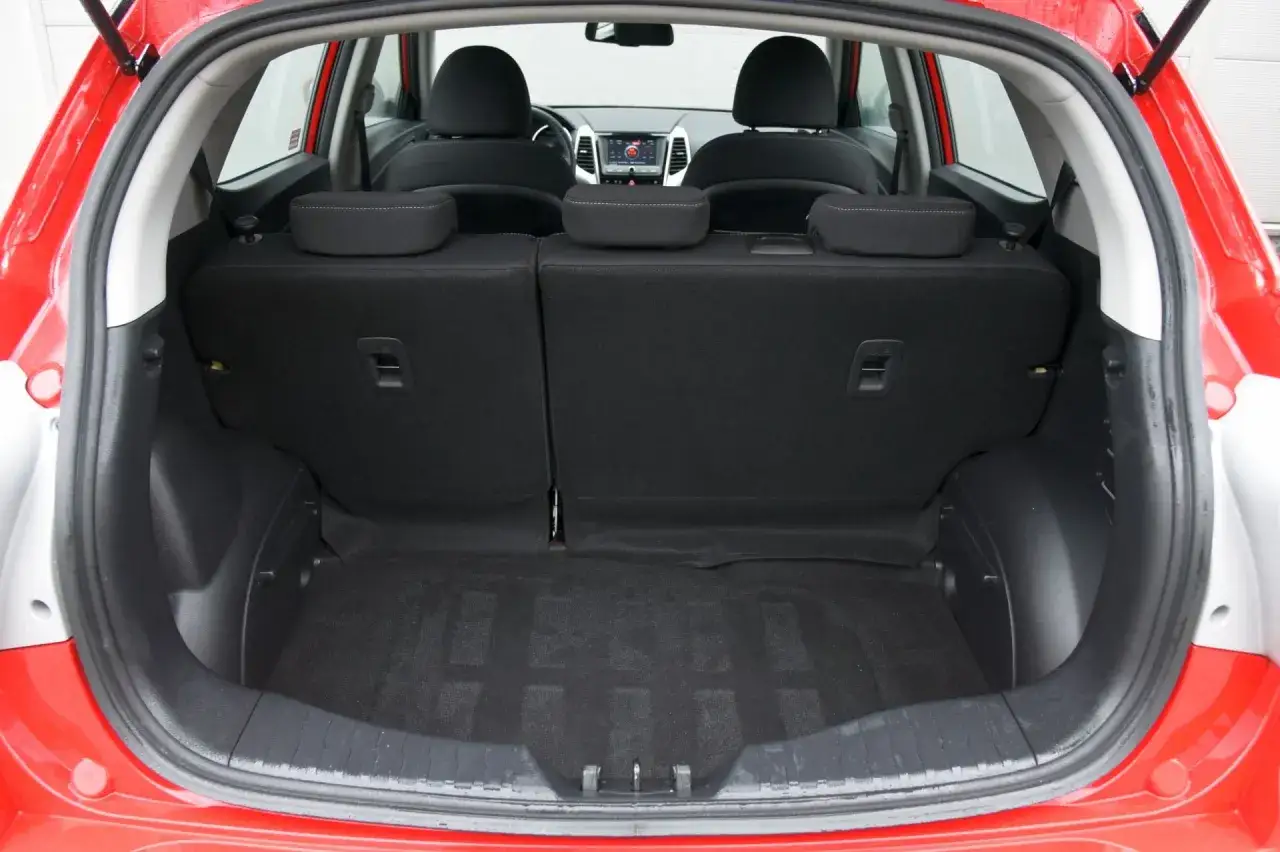 Pusta przestrzeń bagażowa SsangYong Tivoli, idealna na zakupy. Wiele osób chwali ten model w ssangyong tivoli opinie za praktyczność.