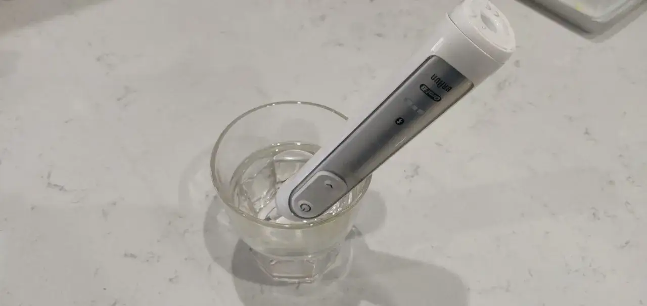 Szczoteczka Oral-B w szklance z wodą. Czy można wymienić baterię w szczoteczce Oral-B?