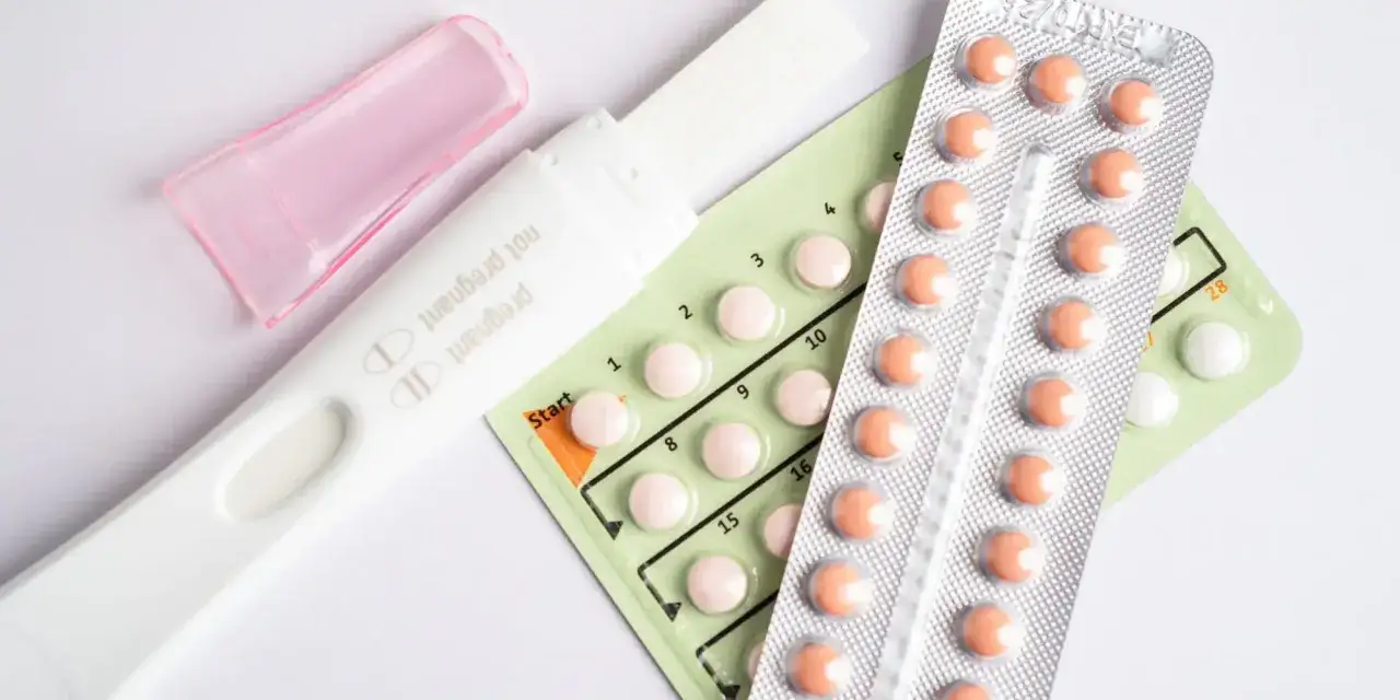 kobieta obserwująca cykl hormonalny po odstawieniu antykoncepcji
