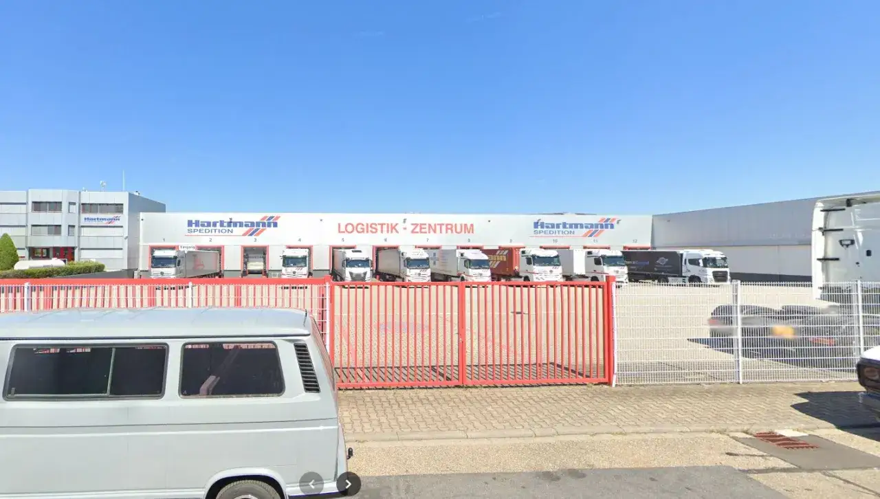 LKW-Flotte vor dem Logistikzentrum der Hartmann Spedition & Logistik AG.