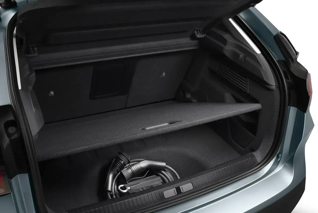 Maletero de Citro&euml;n C4 con cable de carga. Espacio organizado para tus viajes.