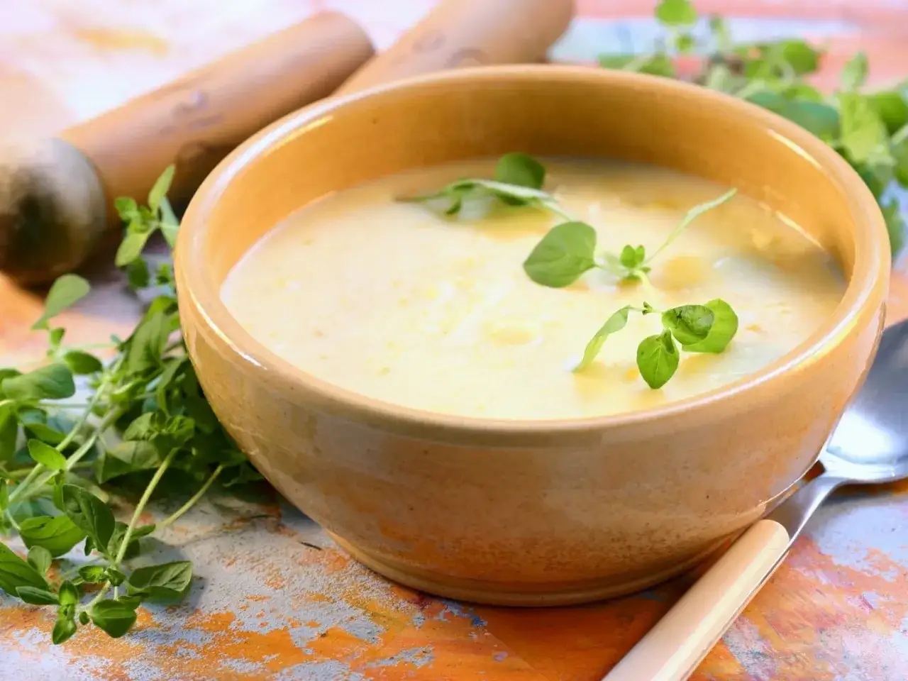 Eine dampfende Schüssel cremige Kartoffelsuppe mit Sahne, garniert mit frischen Kräutern. Perfekt für kalte Tage.