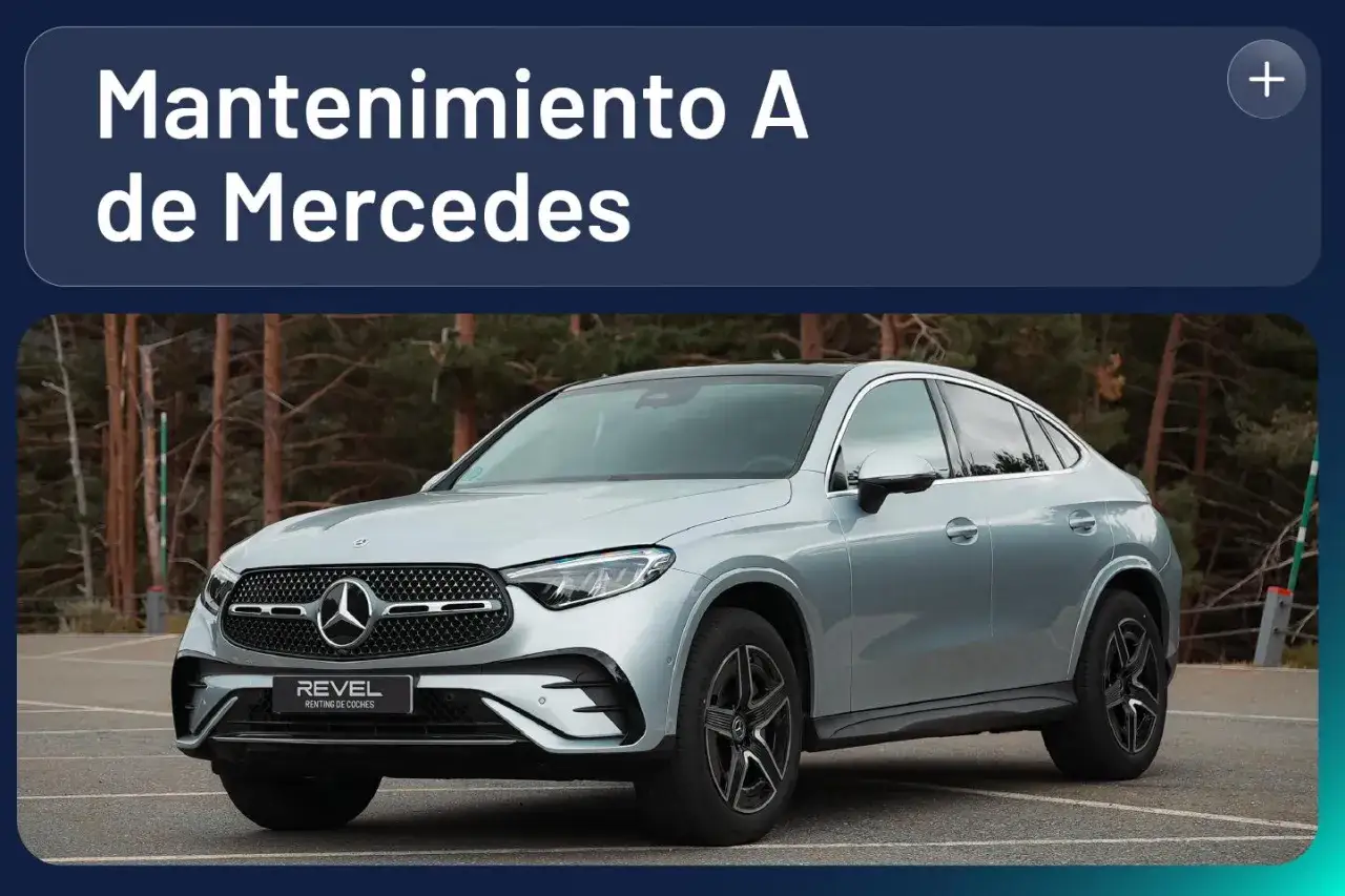 Un Mercedes plateado, listo para su mantenimiento A. Un coche elegante y moderno, con el logo de Revel Renting de Coches.