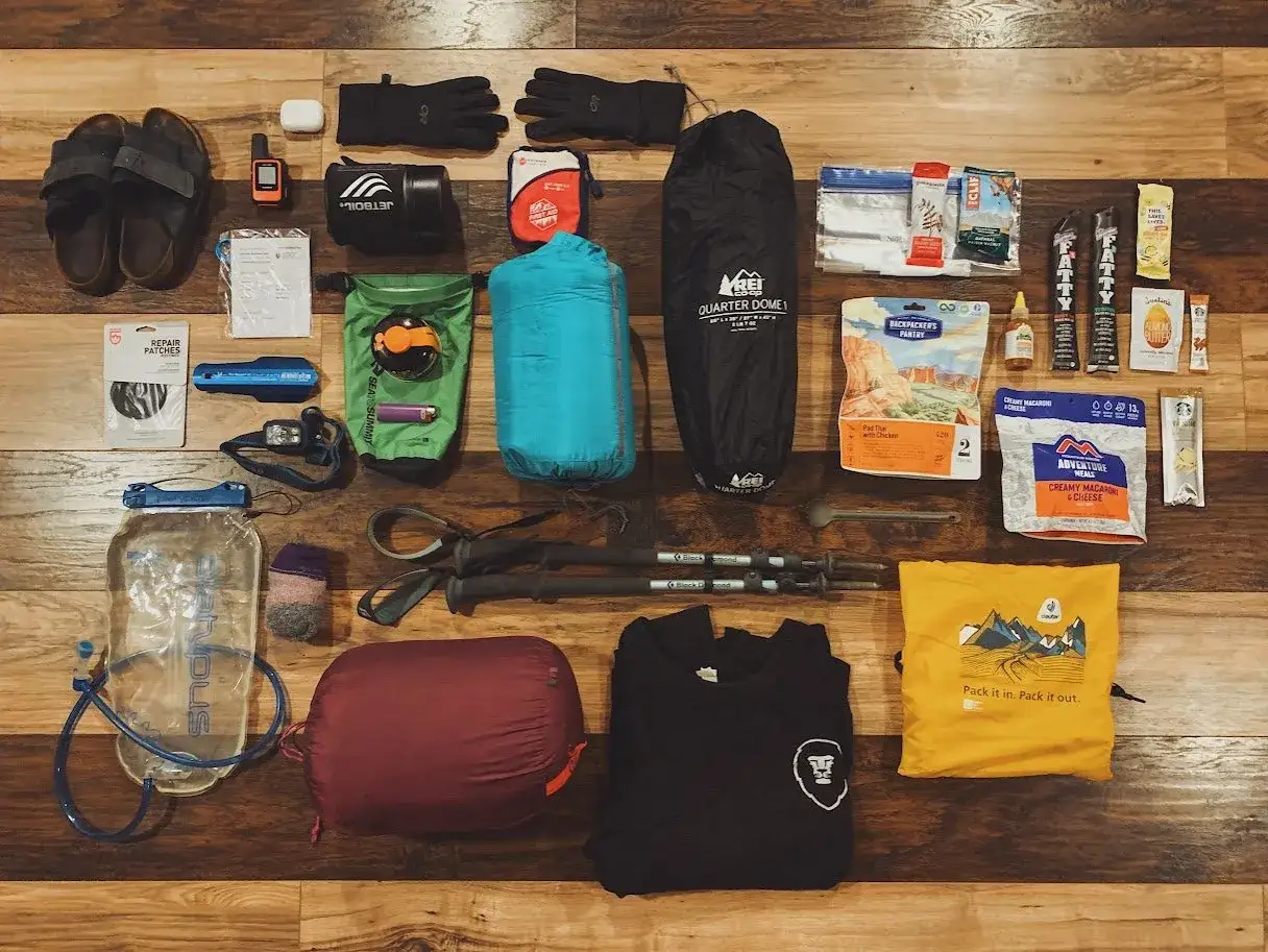 Co zabrać na biwak: śpiwór, namiot, jedzenie, wodę, latarkę, rękawiczki, kijki trekkingowe i ubrania.