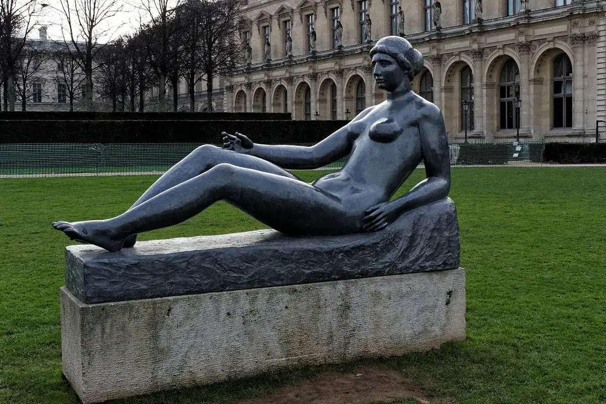 Une femme nue en bronze, une des &oelig;uvres d'art de Aristide Maillol, repose sur un socle dans un jardin parisien.