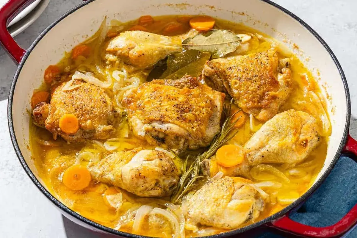 En gryta med saftig kyckling, mor&ouml;tter och l&ouml;k i en gyllene s&aring;s. En riktig pollo bonanza!