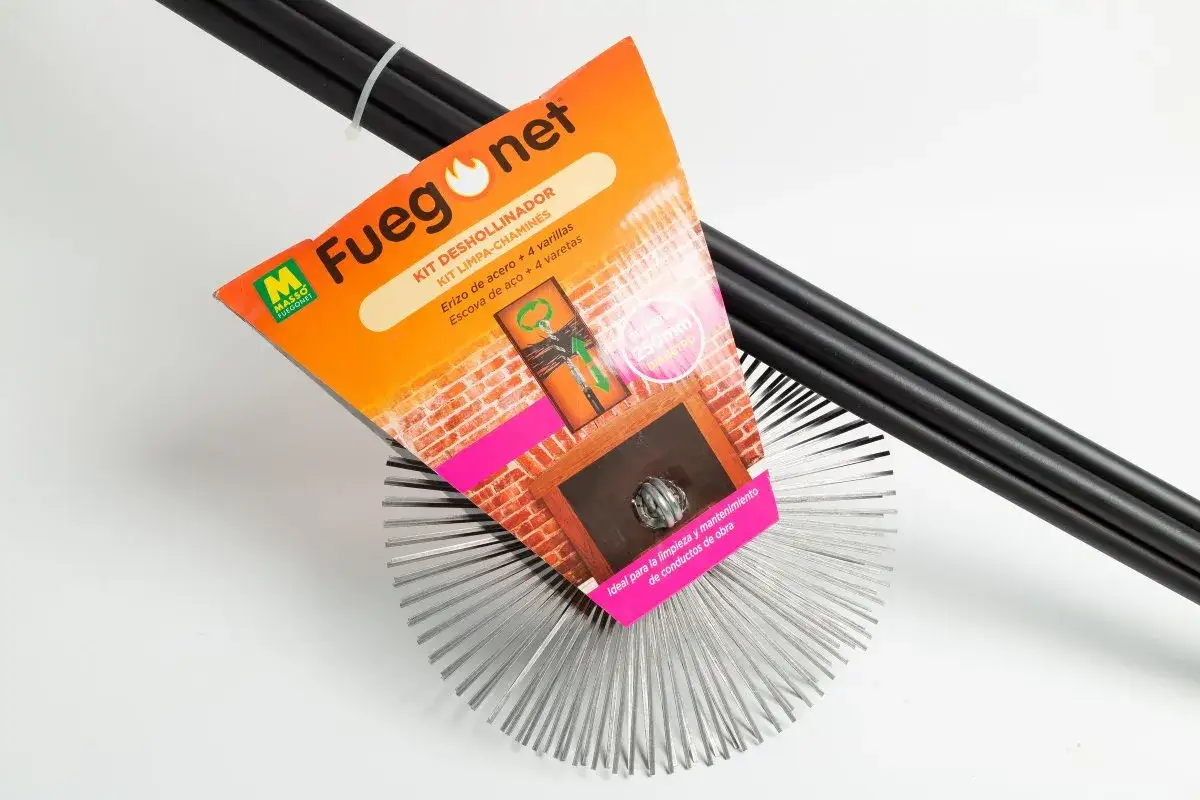 Kit para limpiar tiro chimenea de obra. Incluye cepillo de acero y varillas para mantenimiento.