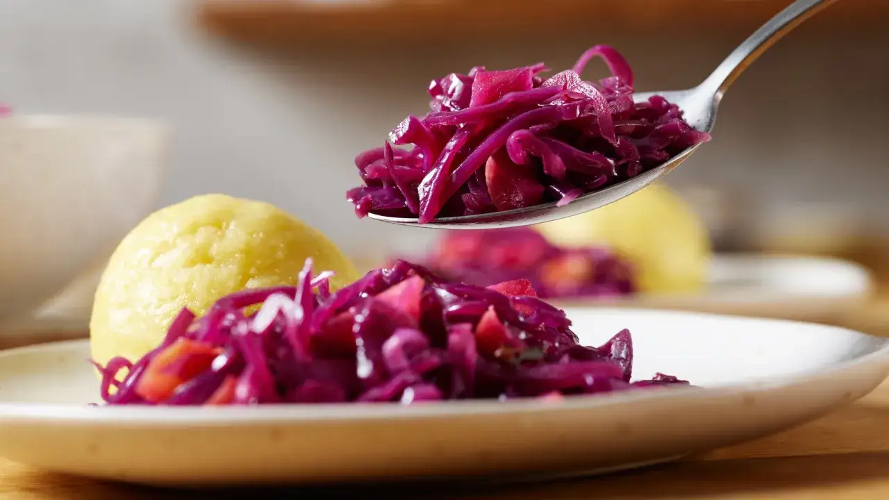 Ein Löffel mit leckerem Rotkohl, bereit zum Servieren. Dieses Rotkohl Rezept ist ein Klassiker!