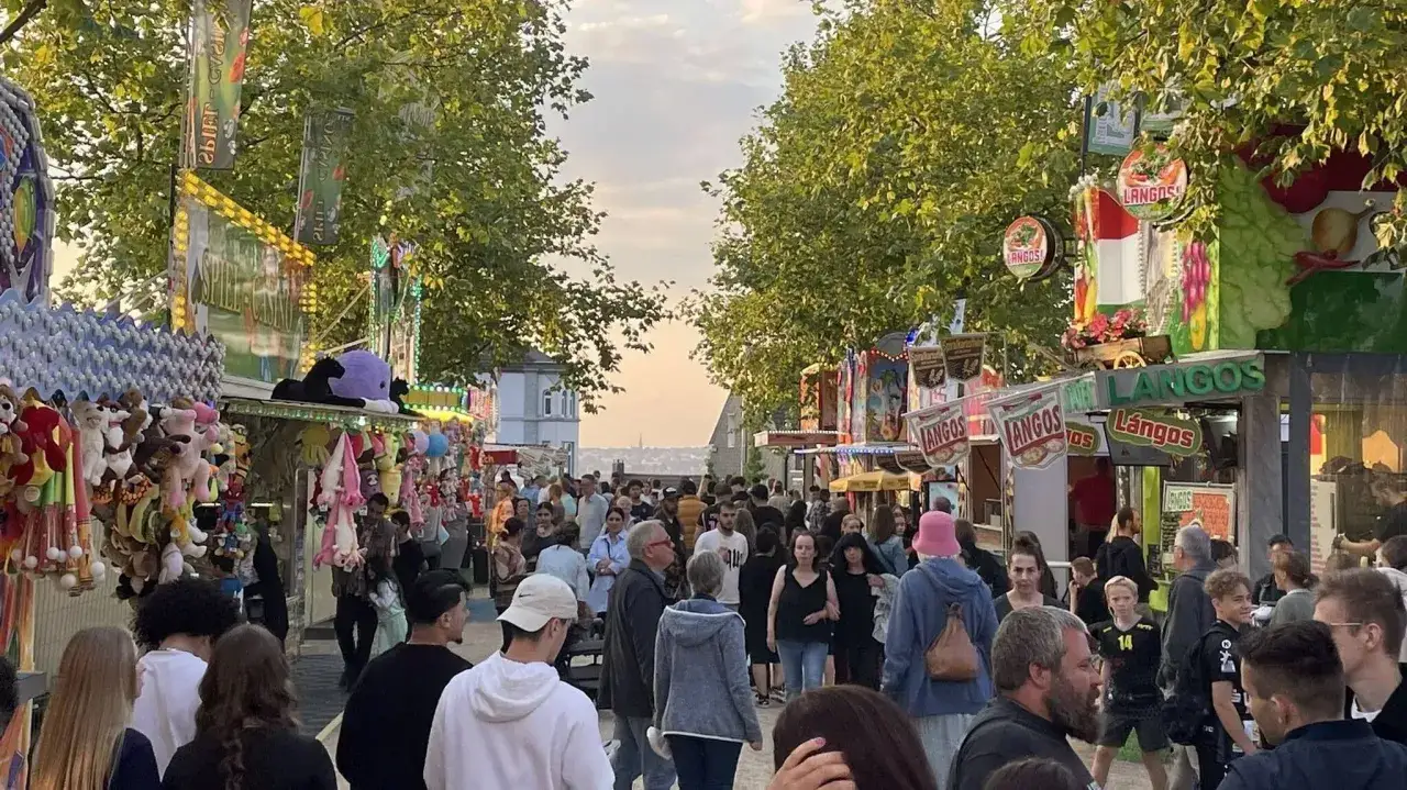 Volksfest in Wermelskirchen: Menschen schlendern an Buden mit Pl&uuml;schtieren und Essensst&auml;nden vorbei. Was ist los in Wermelskirchen? Ein buntes Treiben!