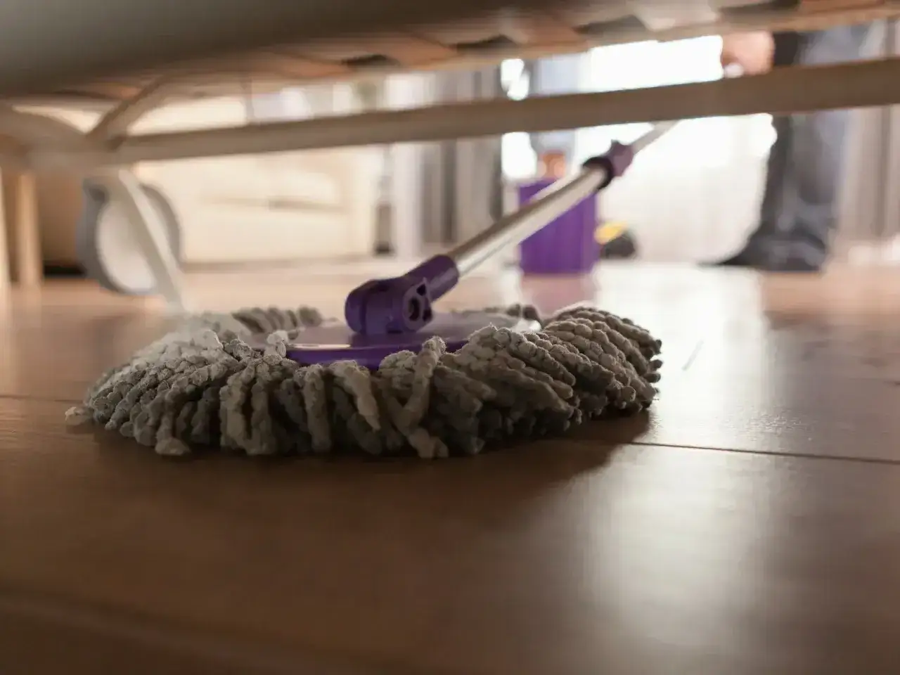 Mop pod łóżkiem, gotowy do czyszczenia paneli. Zastanawiasz się, czym myć panele? Ten mop z mikrofibry to świetny wybór!