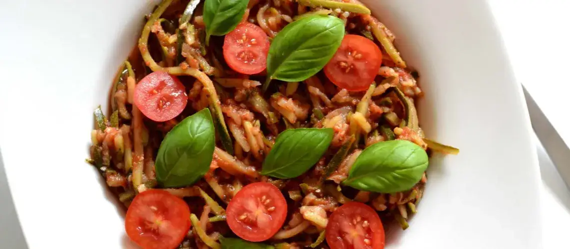 spaghetti z cukinii w sosie pomidorowym gotowe danie
