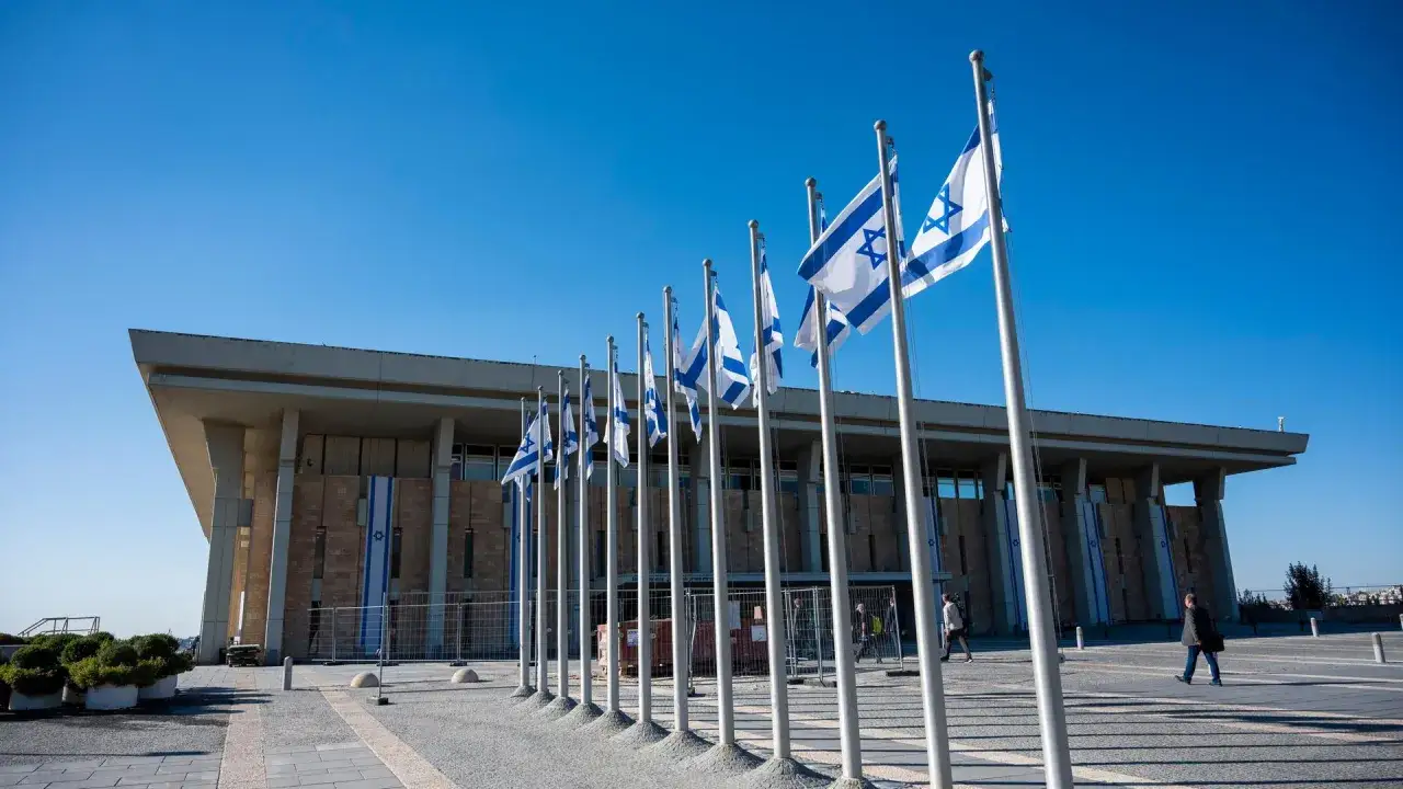 Vor dem Gebäude des israelischen Parlaments wehen zahlreiche israelische Flaggen. Hier könnte der israelische Premierminister wichtige Entscheidungen treffen.
