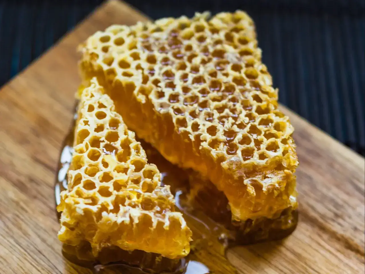 Plaster miodu z płynnym miodem. Naturalny sposób na to, jak stosować propolis na jelita, wspierając zdrowie.