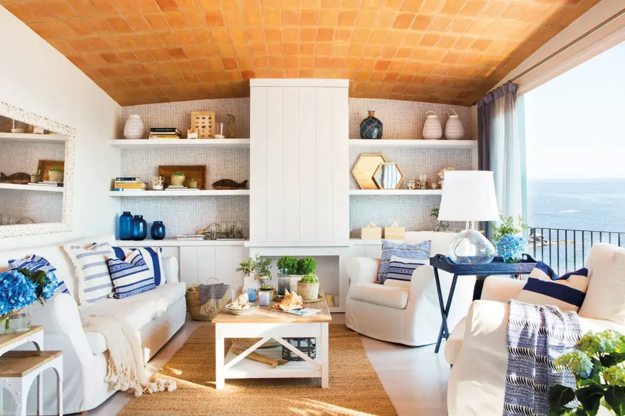Salón con vistas al mar, techos de teja y decoración náutica. ¡Parece una **playa en casa**!