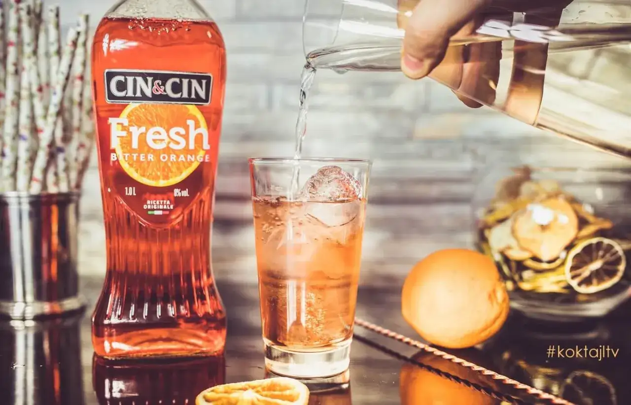 Orzeźwiający drink z Cin Cin Bitter Orange, lodem i plasterkiem pomarańczy. Idealny na letnie popołudnie. #koktajltv