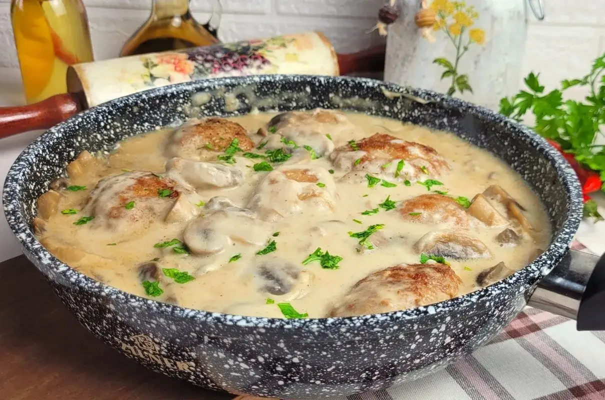 Pyszne kotleciki mielone w kremowym sosie grzybowym, posypane natką pietruszki. Idealny sos do mielonych na obiad.