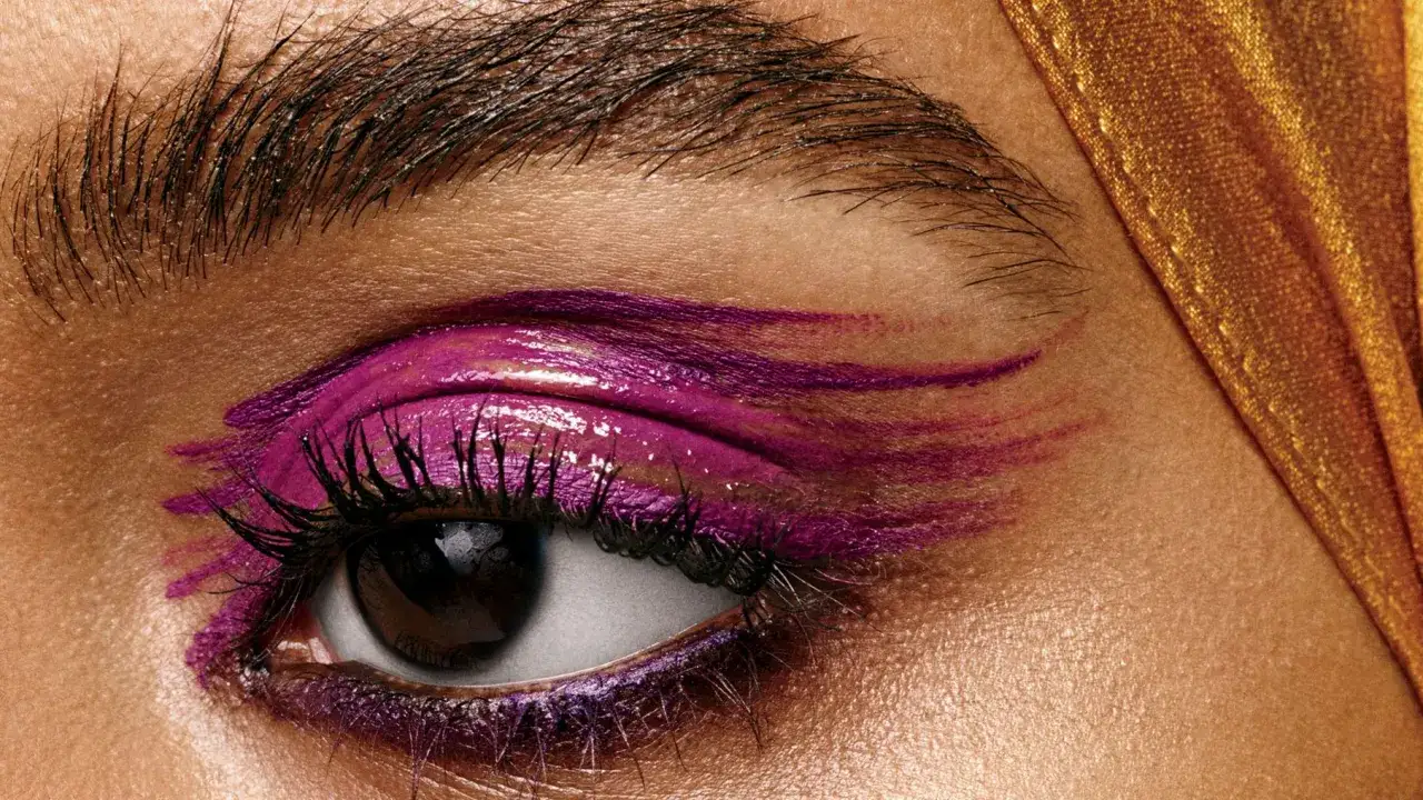 Ett &ouml;ga med dramatisk lila makeup. Fr&aring;gan om makeup &auml;r haram kan vara komplex, men h&auml;r &auml;r ett konstn&auml;rligt uttryck.