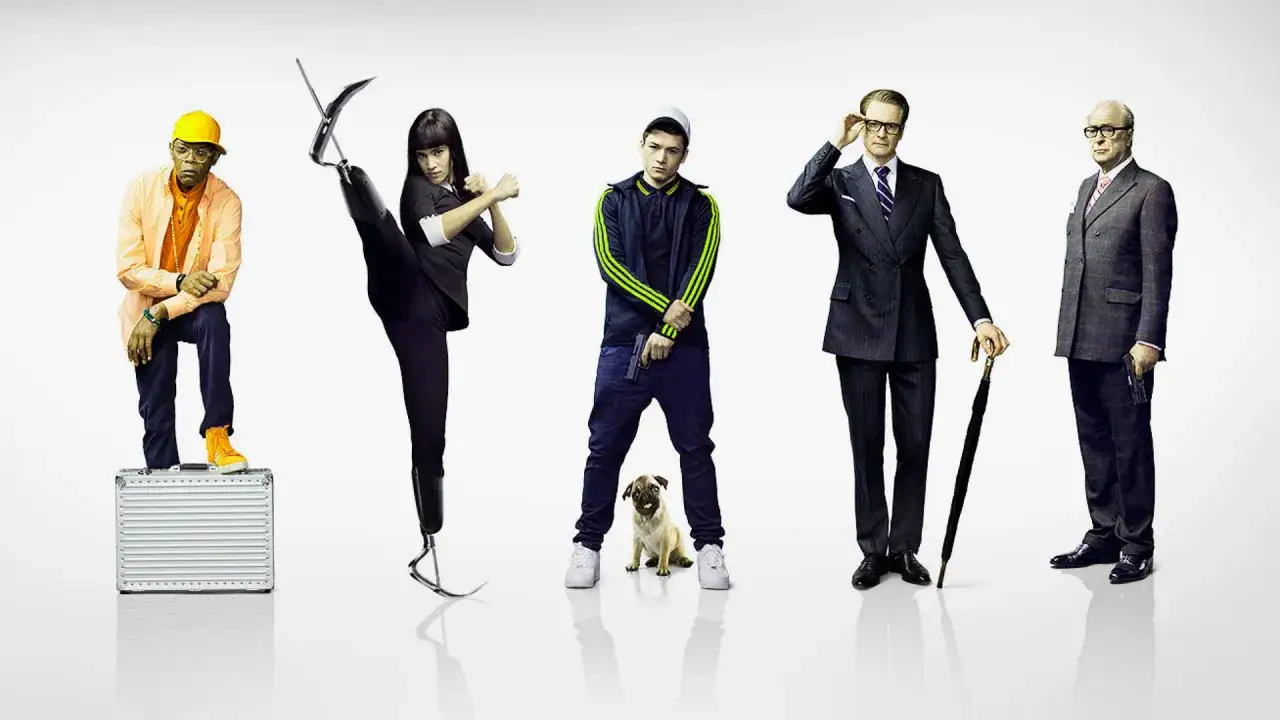 Rollistan i Kingsman: Samuel L. Jackson, Sofia Boutella, Taron Egerton med hund, Colin Firth och Michael Caine.