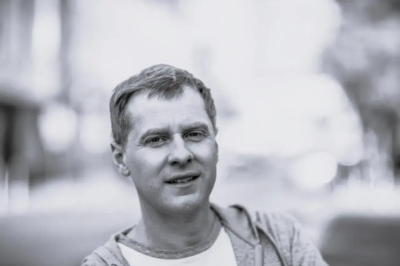 Portret Krzysztofa Respondka, który mimo choroby zachował pogodę ducha.