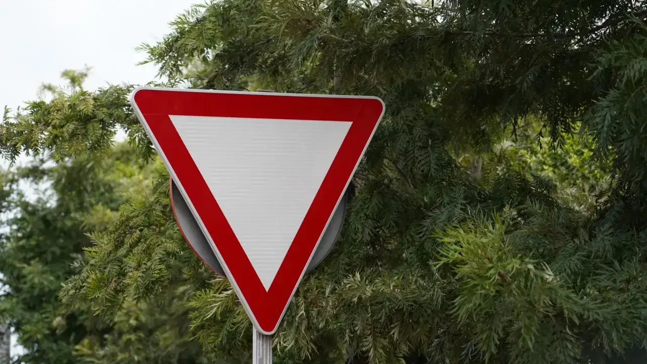 Señal triangular roja y blanca que indica