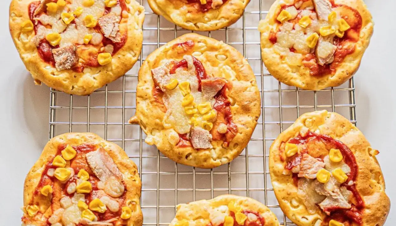 Pizzerinki z serka wiejskiego, z kukurydzą i kawałkami mięsa, wyglądają apetycznie na kratce.
