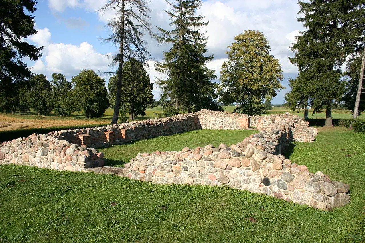 Kamienne ruiny zamku w Grunwaldzie, ciekawe atrakcje historyczne.