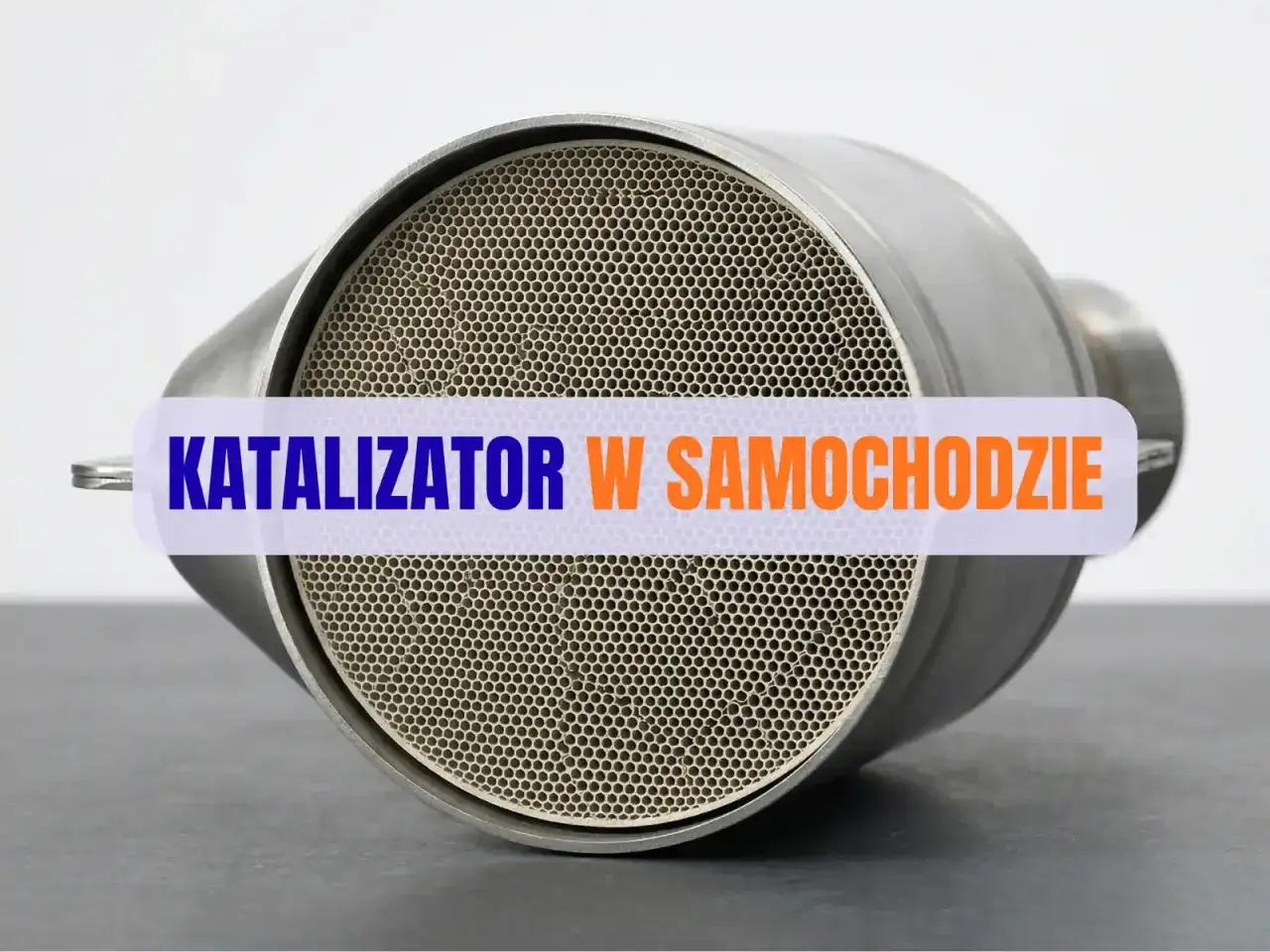 Widok wnętrza katalizatora samochodowego: siatka o drobnych, sześciokątnych komórkach.