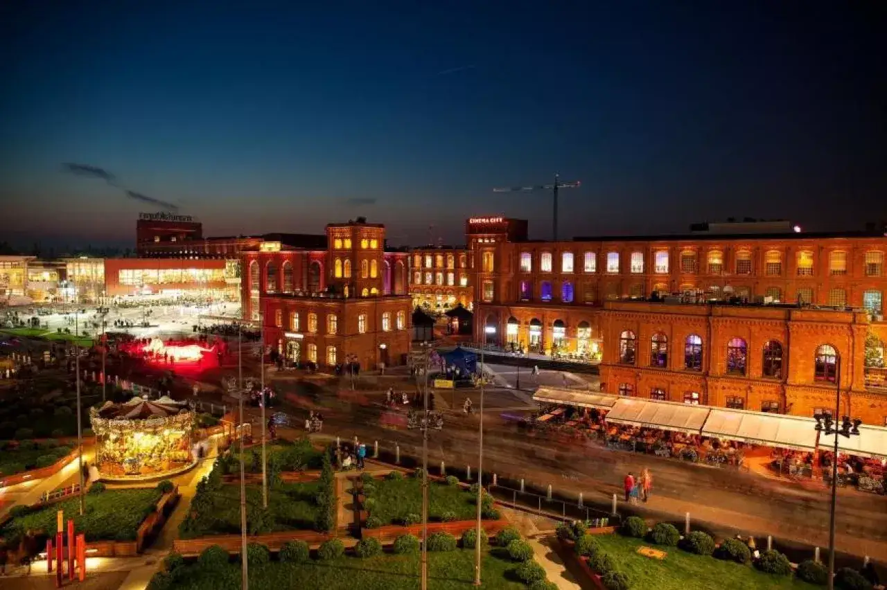 Łódź Manufaktura wieczorem